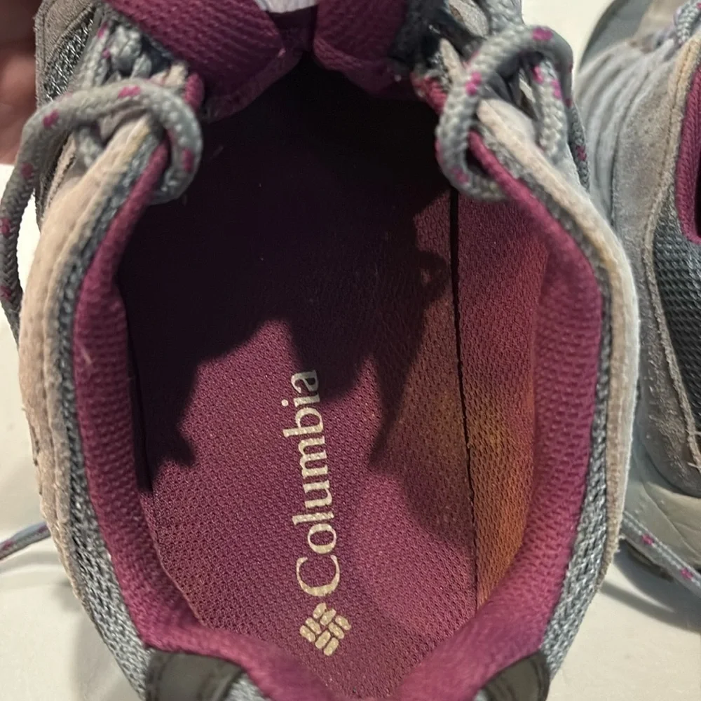 Columbia - Crestwood waterproof - Women's trail running / Hiking Shoes.  Size 9